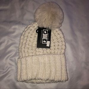 Justin&Taylor white beanie with pom pom